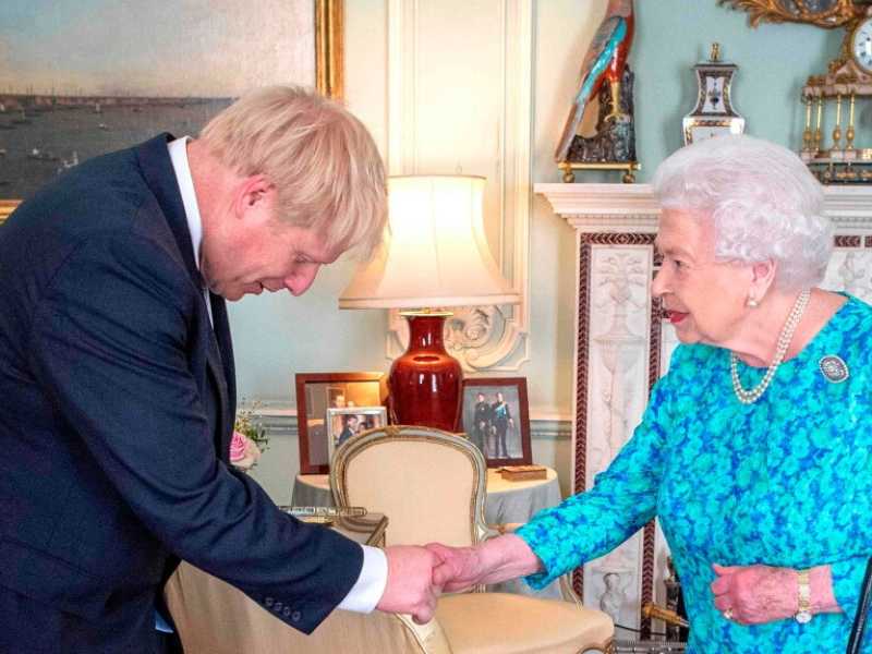 Il premier britannico, Boris Johnson dalla regina Elisabetta II (foto Victoria Jones / Afp)