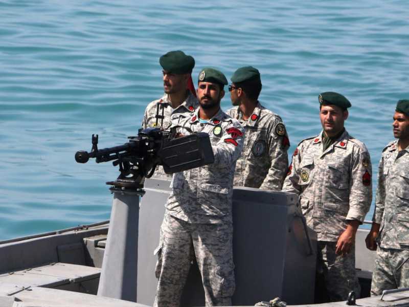 Una lancia con a bordo militari iraniani nello Stretto di Hormuz (foto LaPresse)