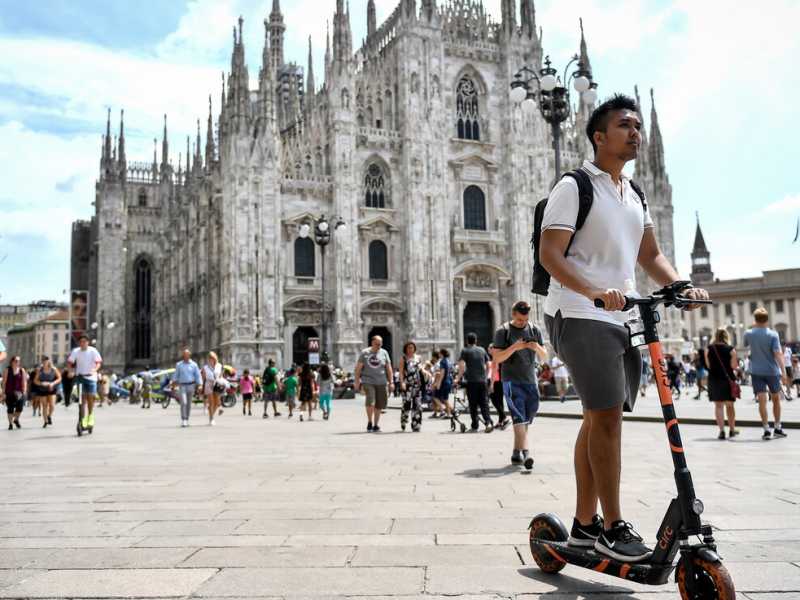 Milano, monopattini elettrici in sharing: un'invasione silenziosa (Foto LaPresse)