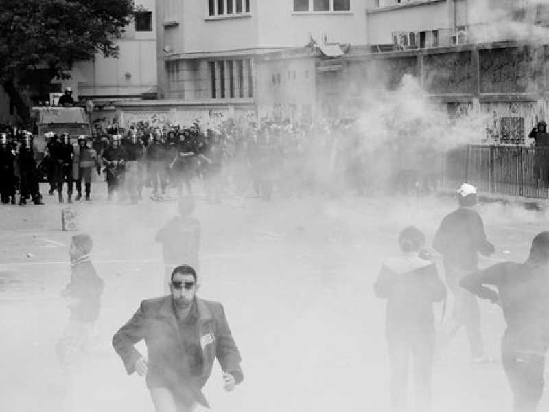 Gas lacrimogeni contro i manifestanti di piazza Tahrir (foto di Hossam el-Hamalawy via Flickr)