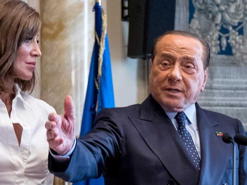 La delegazione di Forza Italia con, da sinistra, Mariastella Gelmini, Anna Maria Gelmini, Silvio Berlusconi e Antonio Tajani (foto LaPresse)