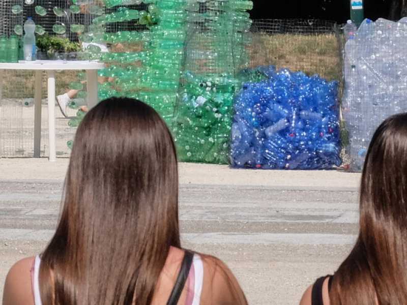 “Clean the Ocean Pavillon", l'installazione di bottiglie di plastica realizzata al Parco Sempione, a Milano (foto LaPresse)