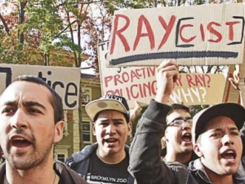 Studenti della Brown University protestano contro Raymond Kelly (foto Wikimedia Commons)