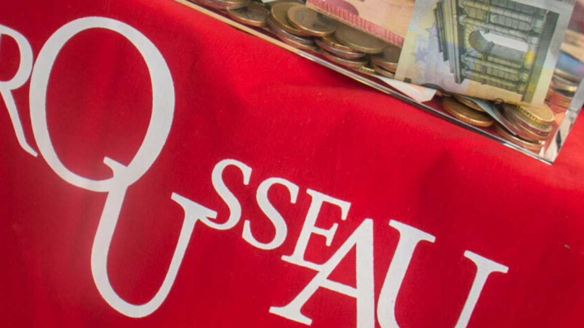 Immagine di L'umiliazione della politica che regala una passerella alla farsa Rousseau