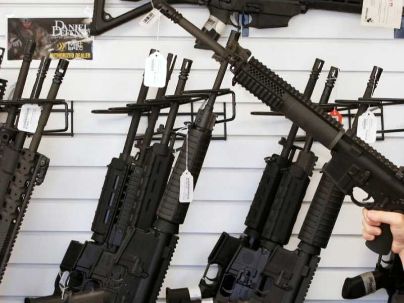 Un venditore americano di armi con un AR-15 (foto Reuters)