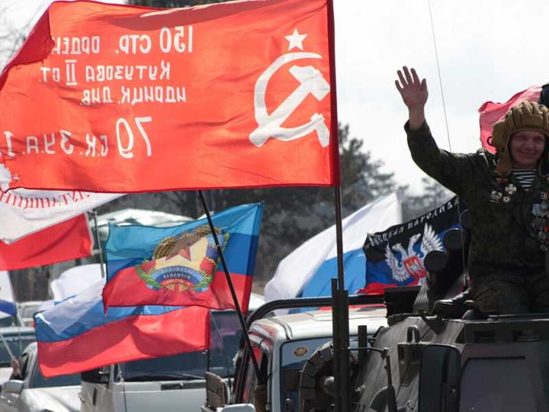 Automobilisti sfilano con le loro auto decorate da bandiere per celebrare il quinto anniversario dell'annessione della Crimea alla Russia. Sebastopoli il 16 marzo 2019