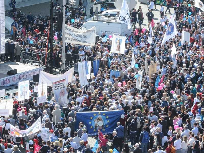 La Marcia della famiglia in piazza Bra, a Verona, alla conclusione del World Congress of Families, 31 marzo 2019 (foto LaPresse)
