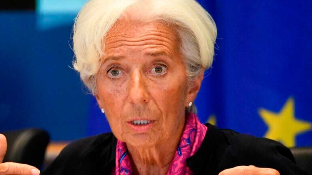 Immagine di Madame Qe si mette il vestito “buono" per il debutto