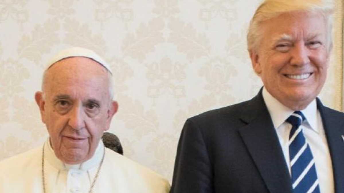 Immagine di Il Papa sgancia la bomba dall’aereo: “E’ un onore se gli americani mi attaccano”