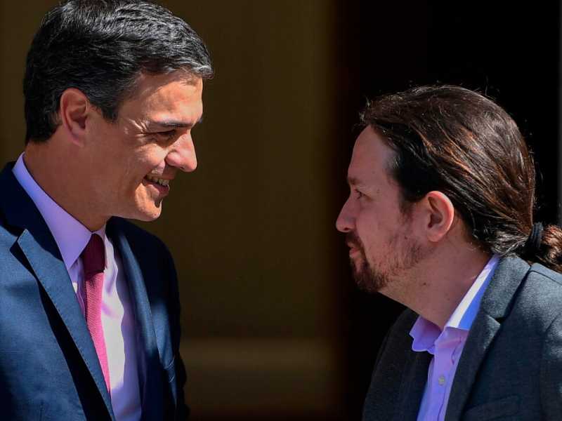 Spagna, il premier Pedro Sanchez con il leader del partito Podemos Pablo Iglesias (LaPresse)