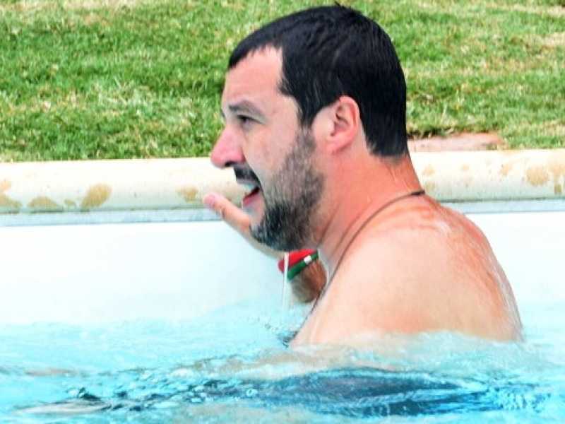 Luglio 2018, Salvini fa il bagno nella piscina di una struttura confiscata alla mafia a Siena (foto LaPresse)