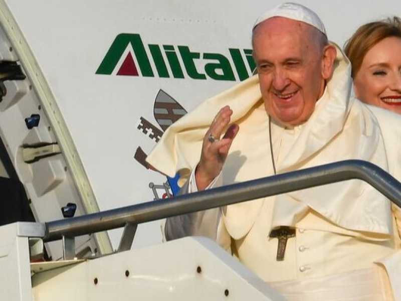 Papa Francesco a Fiumicino in partenza per il viaggio che lo poter&agrave; in Mozambico, Madagascar e Mauritius (foto LaPresse)
