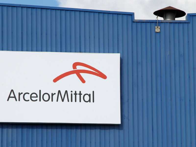 L'insegna di ArcelorMittal (foto LaPresse)