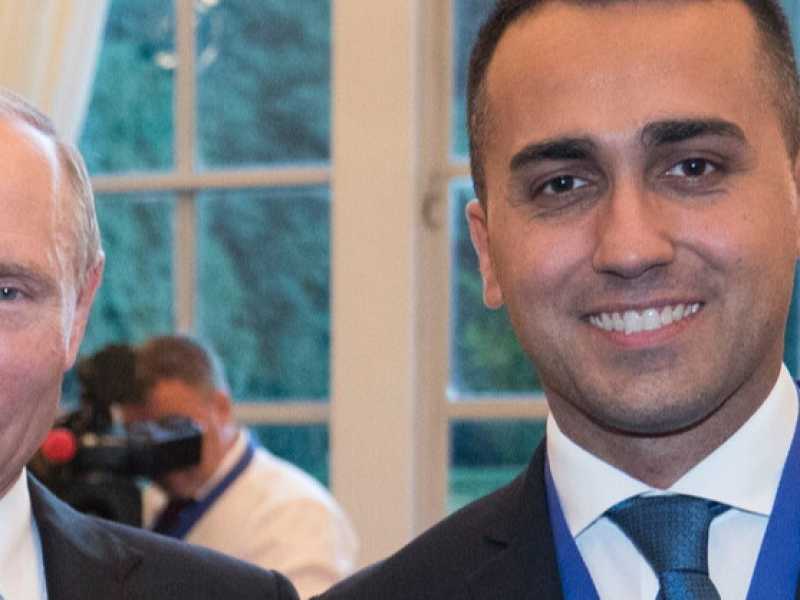Luigi Di Maio con Vladimir Putin (foto LaPresse)