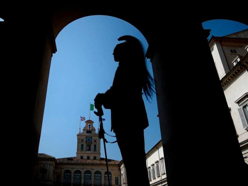 Un corazziere di guardia nel cortile interno del palazzo presidenziale del Quirinale a Roma (Filippo Monteforte/LaPresse)