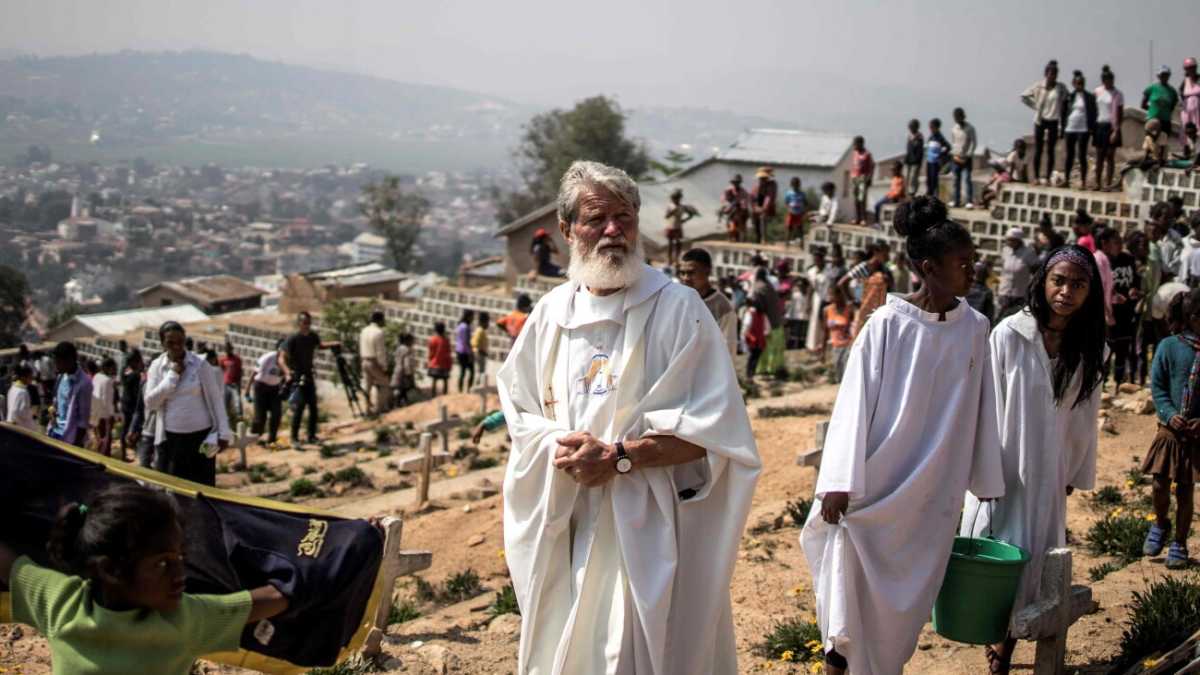 Immagine di Il missionario nello slum del Madagascar. “Dio ci ha dato la libertà di fare il bene. Poi tocca a noi”