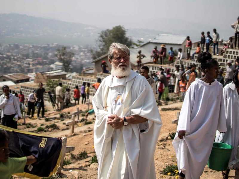 Padre Pedro Opeka nel cimitero nel distretto di Akamasoa ad Antananarivo, il 1 novembre 2018 (foto Marco Longari, LaPresse)