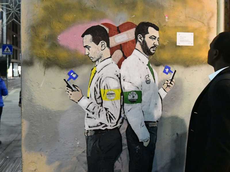 Il  murale dell' artista TvBoy intitolato 'La guerra dei social' con Luigi Di Maio e Matteo Salvini (LaPresse)
