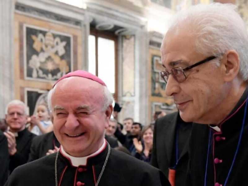 Papa Francesco con i vertici dell&rsquo;istituto Giovanni Paolo II, il Gran Cancelliere mons. Vincenzo Paglia e il preside mons. Pierangelo Sequeri (foto LaPresse)