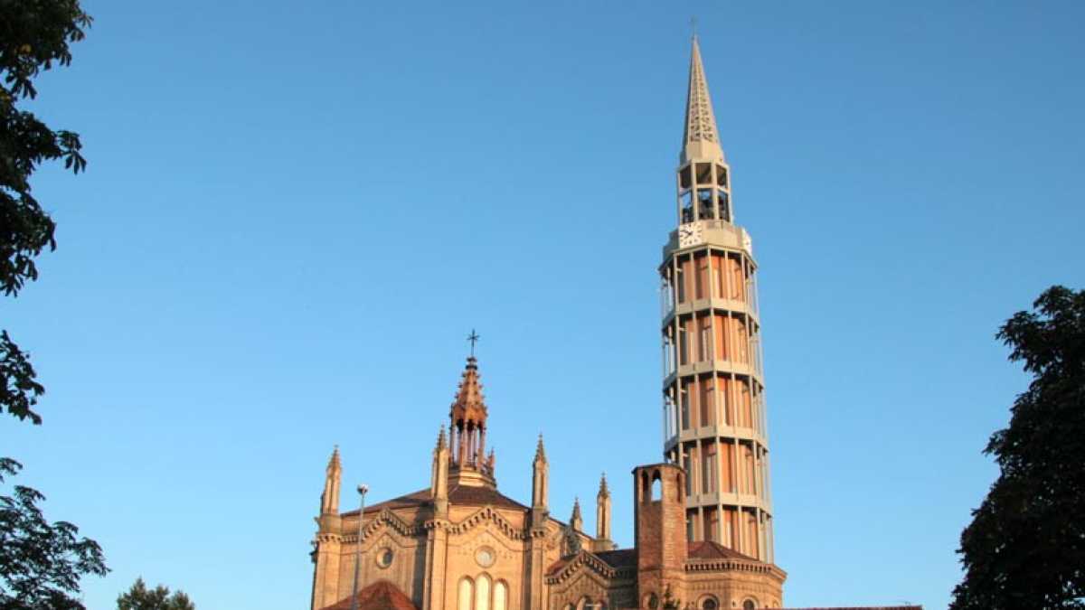 Immagine di Alto, possente, senza tua colpa deprimente campanile di Mortegliano