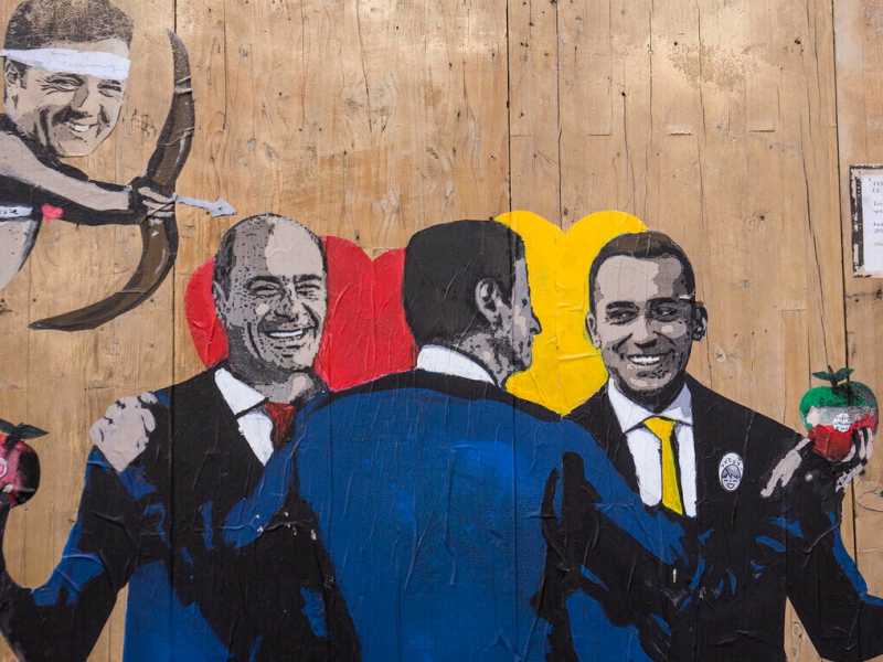 Roma, l'opera di TVBOY "Le Tre Grazie" sul nuovo governo italiano (Foto LaPresse)