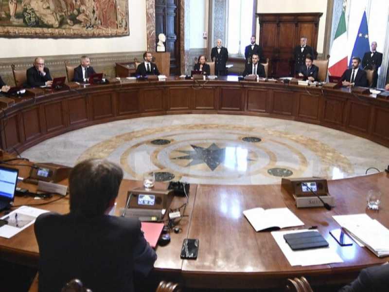 La prima riunione del Consiglio dei ministri del nuovo governo Conte (foto LaPresse)