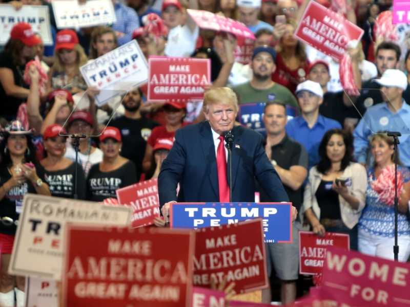 Donald Trump a un comizio (foto LaPresse)
