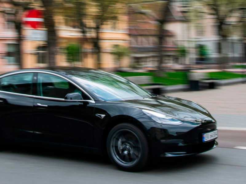 Auto elettrica Tesla a Oslo, in Norvegia (LaPresse)
