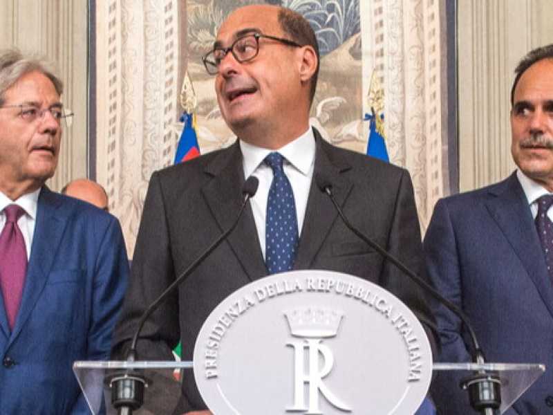 Da sinistra Paola De Micheli, Paolo Gentiloni, Nicola Ziongaretti, Andrea Marcucci e Graziano Delrio (foto LaPresse)