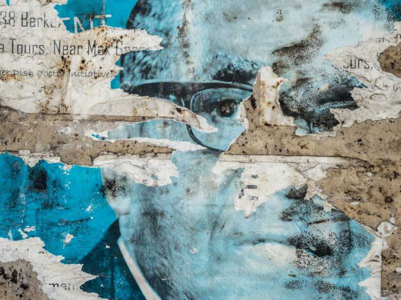 Un vecchio poster dell'ex presidente Robert Mugabe, sei anni dopo le elezioni del 2013, a Bulawayo (LaPresse)