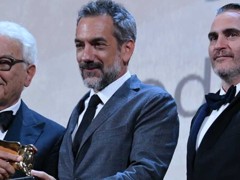 Da sinistra Paolo Baratta con Todd Phillips e Joaquin Phoenix, regista e protagonista di Joker (foto LaPresse)