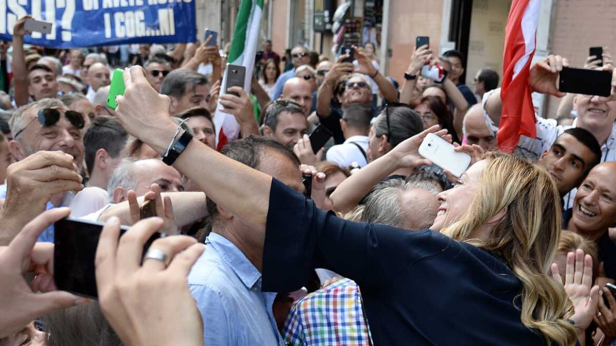 Immagine di Giorgia Meloni contro il popolo italiano