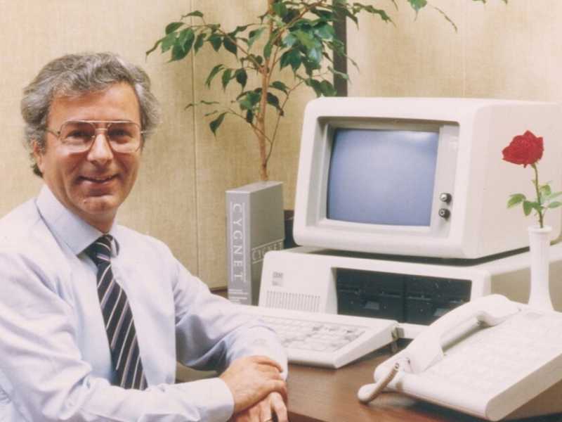 Federico Faggin con uno dei primi pc Ibm. Nel 2010 ha ricevuto da Barack Obama la National Medal for Technology and Innovation