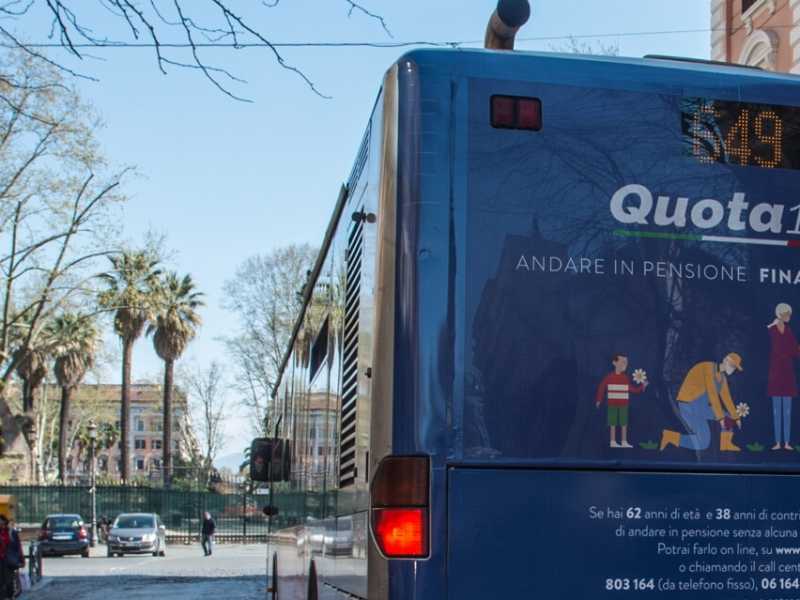 Pubblicità Quota 100 su un autobus a Roma (foto LaPresse)