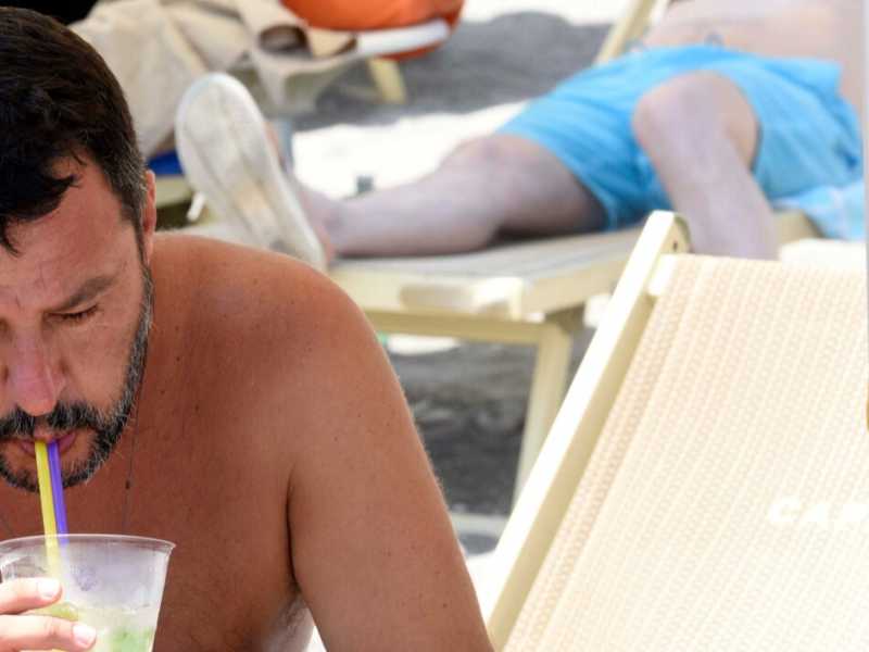 L'ex ministro dell'Interno Matteo Salvini in spiaggia a Taormina (foto LaPresse)