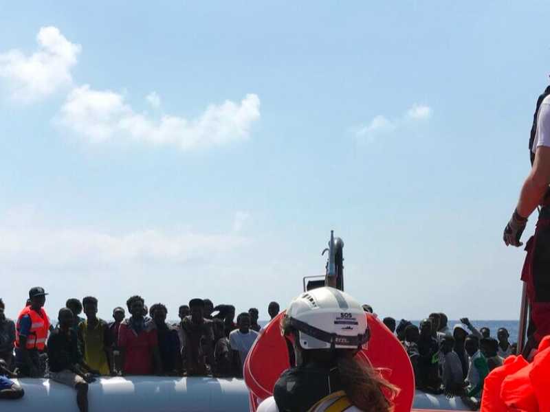 Un'operazione di salvataggio della Ocean Viking (foto LaPresse)