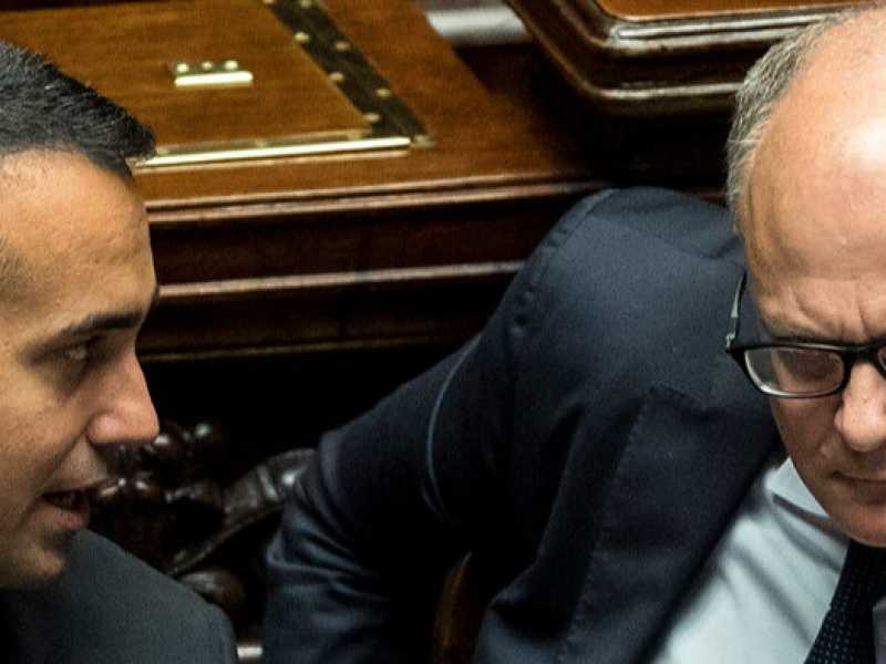 Luigi Di Maio con il neoministro dell'Economia, Roberto Gualtieri (foto LaPresse)