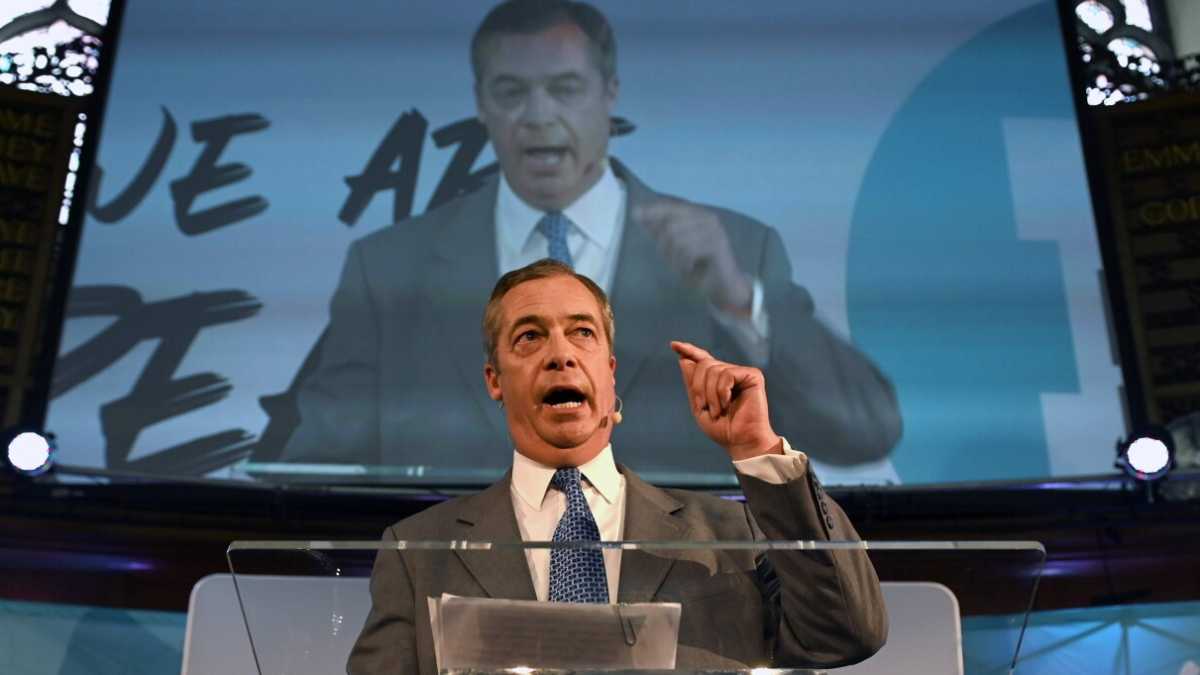 Immagine di Farage offre un patto elettorale a Johnson (incastrato tra tribunali)