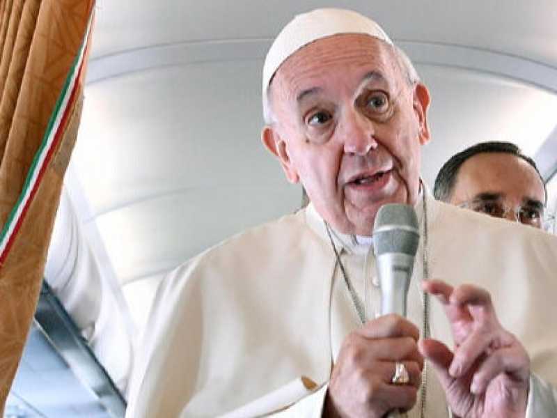 Papa Francesco durante uno dei suoi viaggi in aereo (foto LaPresse)