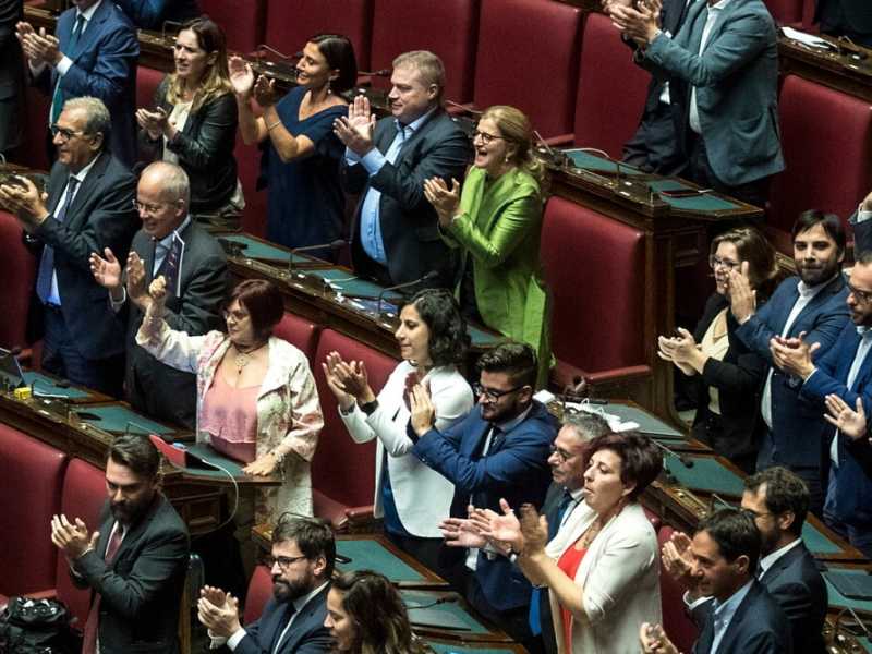 Applausi dei deputati PD e M5s durante la replica di Conte alla Camera nel giorno del voto di fiducia (foto LaPresse)