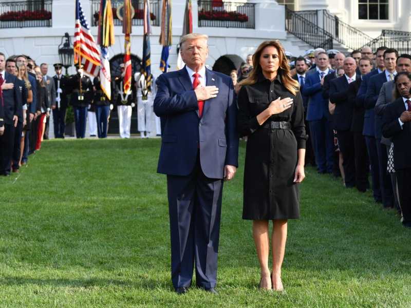 Donald e Melania Trump osservano un momento di silenzio per il 18&deg; anniversario degli attacchi dell'11 settembre(Foto LaPresse)