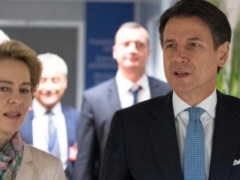 Il premier Giuseppe Conte con il presidente della Commissione Ue, Ursula von der Leyen (foto LaPresse)
