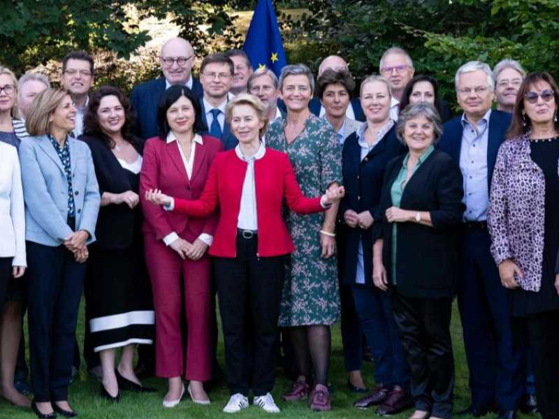 Ursula von der Leyen con i commissari europei (foto LaPresse)