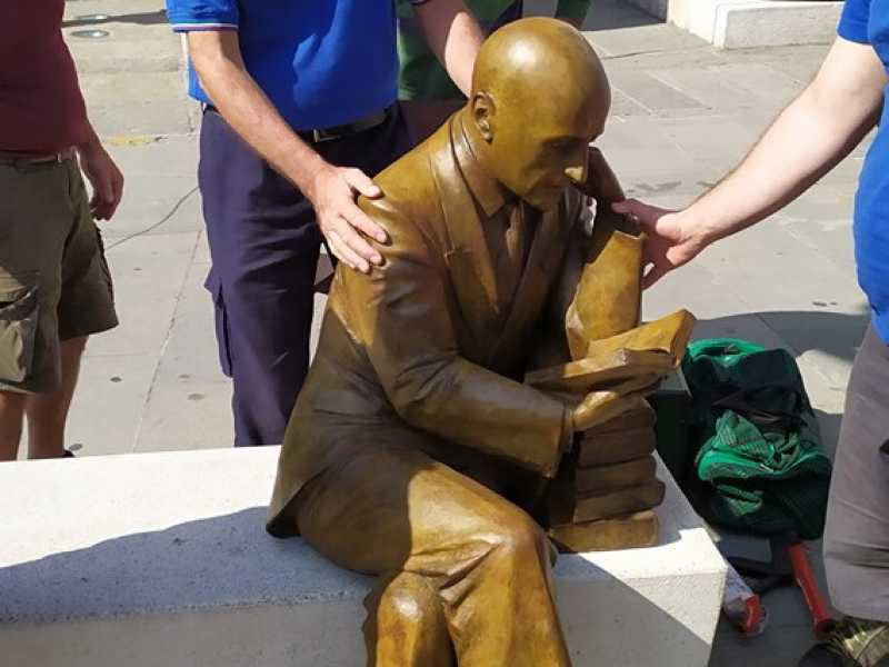 La statua di Gabriele D'Annunzio a Trieste (foto da Facebook)