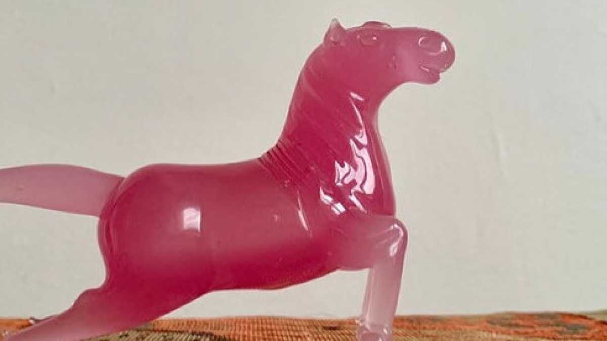 Immagine di Il folle amore di mio padre e mia madre merita almeno un cavallo rosa di vetro soffiato