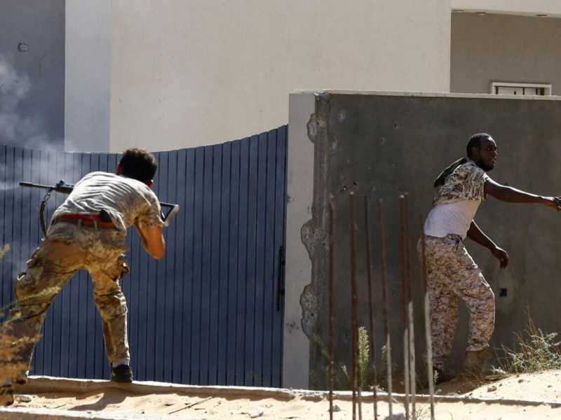 Un combattimento tra un miitare che sostiene il governo di unit&agrave; nazionale libico e le forze leali al generale Khalifa Haftar (foto LaPresse)
