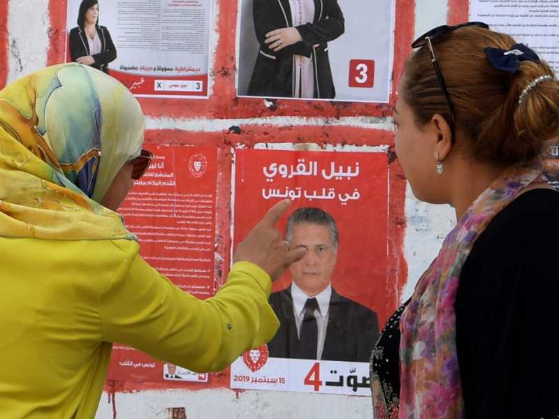 Due donne guardano i poster dei candidati alle presidenziali tunisine. Tunisi il 2 settembre 2019 (LaPresse)