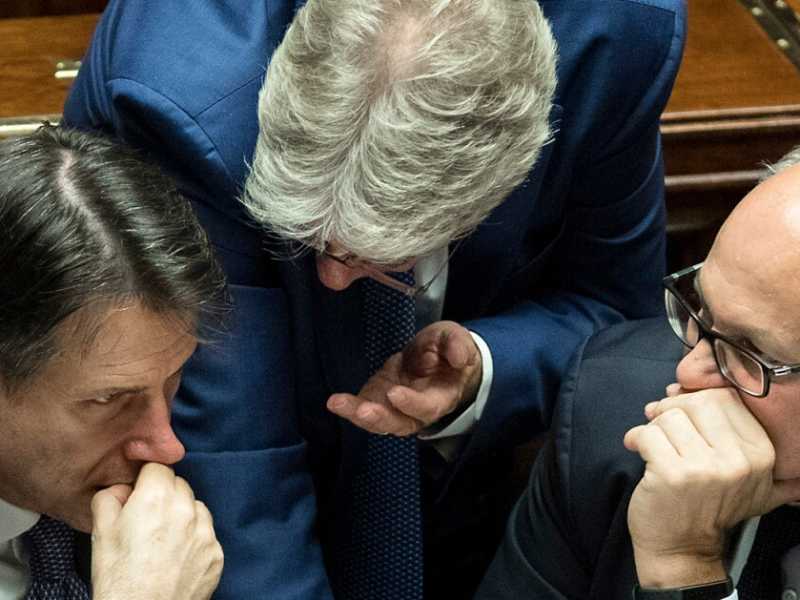 Giuseppe Conte (presidente del Consiglio), Paolo Gentiloni (commissario europeo) e Roberto Gualtieri (ministro dell'Economia) alla Camera durante il voto di fiducia (foto LaPresse)