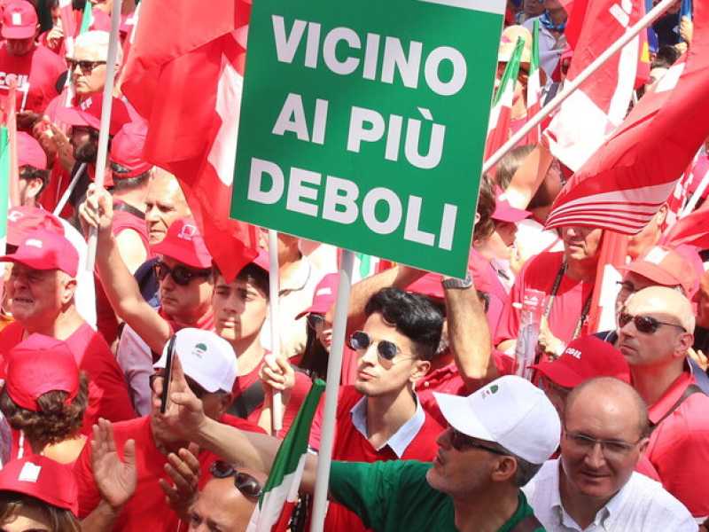 La manifestazione nazionale dei sindacati a Reggio Calabria (foto LaPresse)