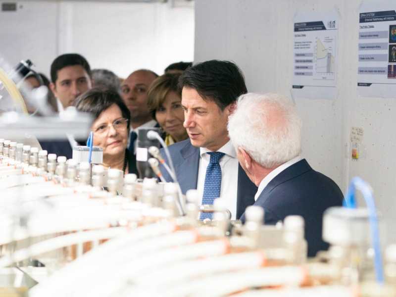 Il Presidente Giuseppe Conte visita l'azienda Tel di Bari (foto LaPresse)